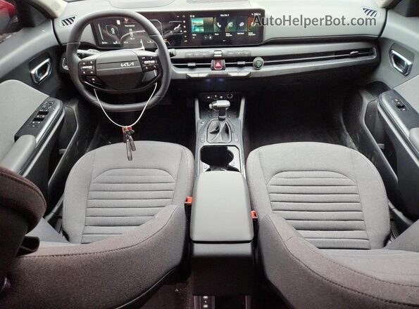 3KPFU4DE2SE012673 2025 KIA K4 Красный Вид панели приборов