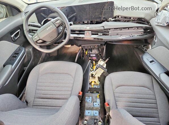 3KPFU4DE8SE070285 2025 KIA K4 Синий Вид панели приборов