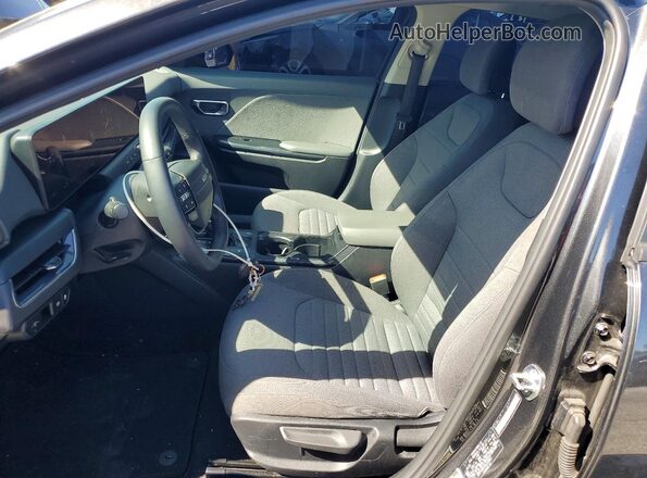 3KPFU4DEXSE233891 2025 KIA K4 Charcoal Widok wnętrza z przodu