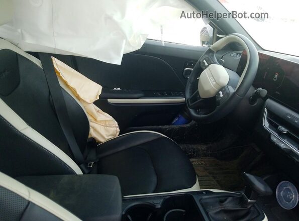 3KPFW4DC0SE152553 2025 KIA K4 Charcoal Front interior view