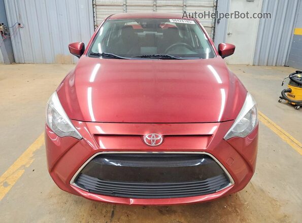 3MYDLBYV0JY302174 2018 TOYOTA YARIS Красный Вид спереди