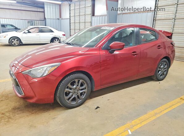 3MYDLBYV0JY302174 2018 TOYOTA YARIS Красный Передняя левая четверть