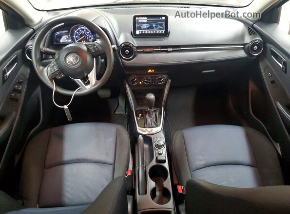 3MYDLBYV0JY302174 2018 TOYOTA YARIS Красный Вид панели приборов