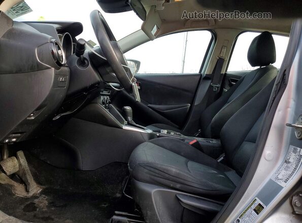 3MYDLBYV0KY522884 2019 TOYOTA YARIS Silver Vista interior delantera