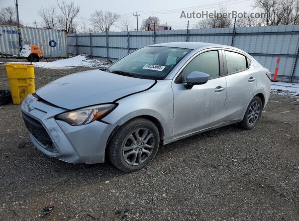 3MYDLBYV0KY522884 2019 TOYOTA YARIS Silver Vista tres cuartos delantera izquierda