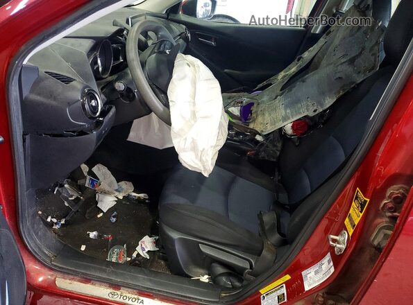 3MYDLBYV1JY303902 2018 TOYOTA YARIS Красный Вид салона спереди