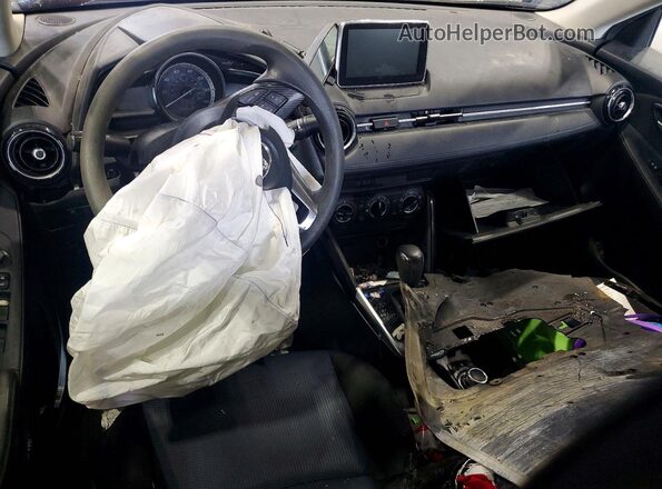 3MYDLBYV1JY303902 2018 TOYOTA YARIS Красный Вид панели приборов