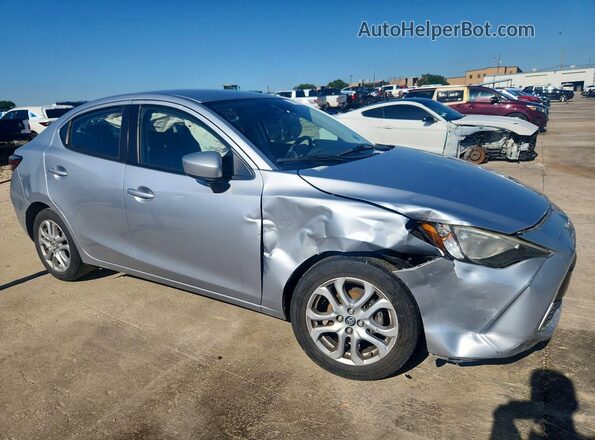 3MYDLBYV1JY332879 2018 TOYOTA YARIS Silver წინა მარჯვენა