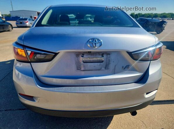 3MYDLBYV1JY332879 2018 TOYOTA YARIS Silver უკანა ხედი