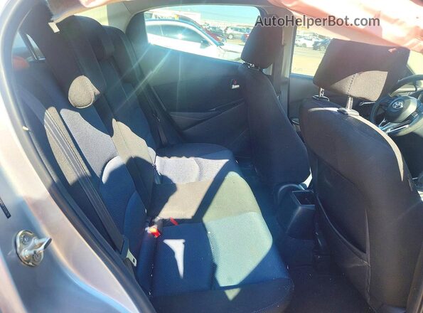 3MYDLBYV1JY332879 2018 TOYOTA YARIS Silver უკანა სავარძლების ხედი