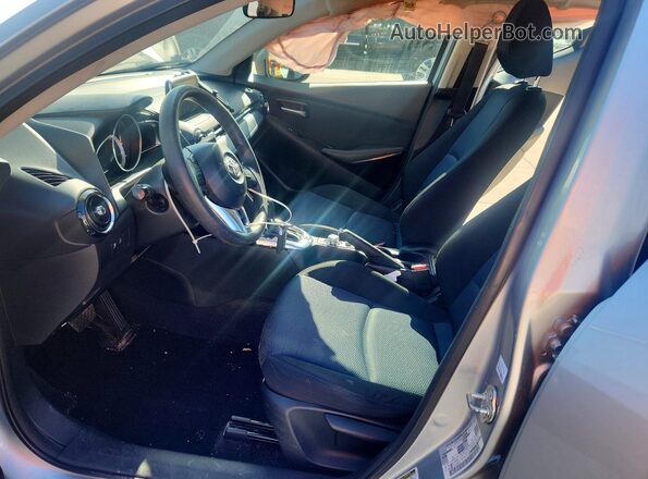 3MYDLBYV1JY332879 2018 TOYOTA YARIS Silver წინა სალონის ხედი