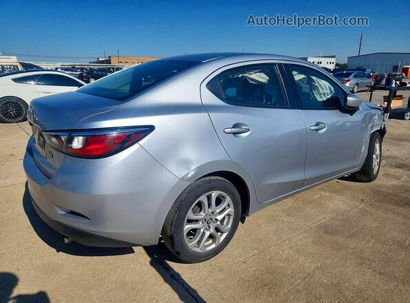 3MYDLBYV1JY332879 2018 TOYOTA YARIS Silver უკანა მარჯვენა