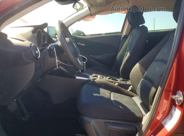 3MYDLBYV1JY333627 2018 TOYOTA YARIS Красный Вид салона спереди