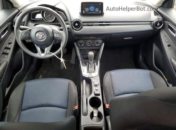 3MYDLBYV2HY187992 2017 TOYOTA YARIS Red Widok deski rozdzielczej