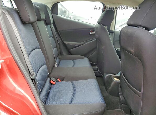 3MYDLBYV2HY187992 2017 TOYOTA YARIS Red Widok tylnych siedzeń