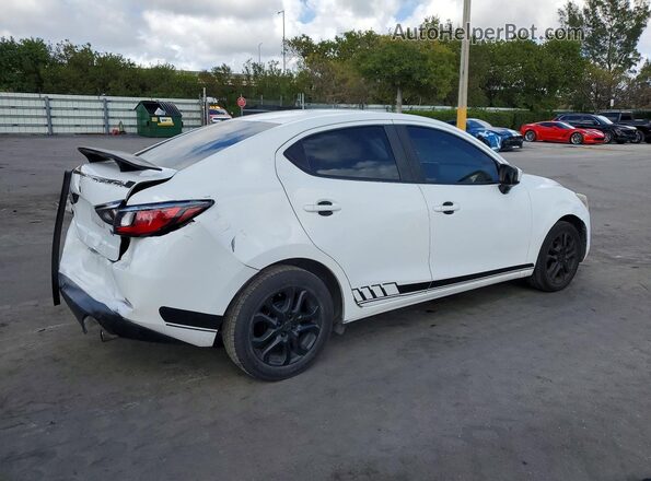 3MYDLBYV2JY301849 2018 TOYOTA YARIS White Tył prawy