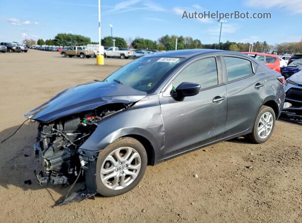 3MYDLBYV2JY319624 2018 TOYOTA YARIS Charcoal Передня ліва чверть