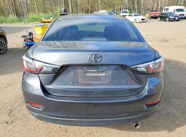 3MYDLBYV2JY319624 2018 TOYOTA YARIS Charcoal Вид ззаду