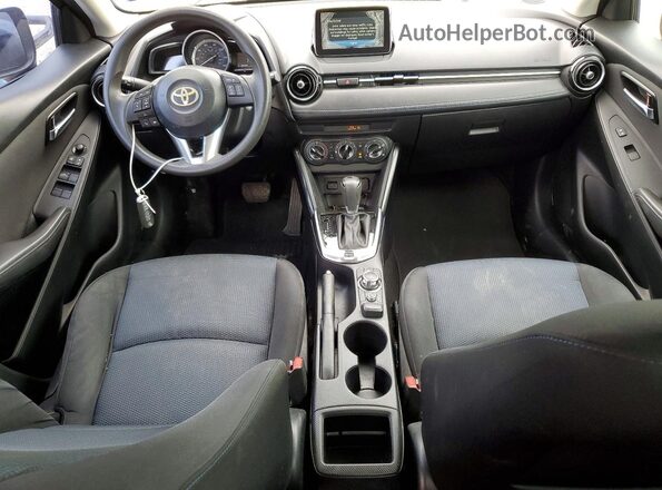3MYDLBYV3HY186236 2017 TOYOTA YARIS Gray Vista del salpicadero