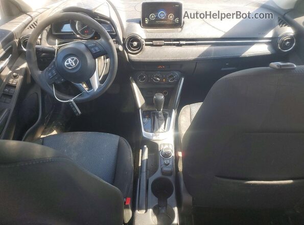 3MYDLBYV3HY191680 2017 TOYOTA YARIS Синий Вид панели приборов