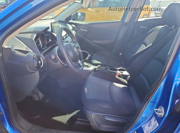 3MYDLBYV4JY331113 2018 TOYOTA YARIS Blue Vista interior delantera