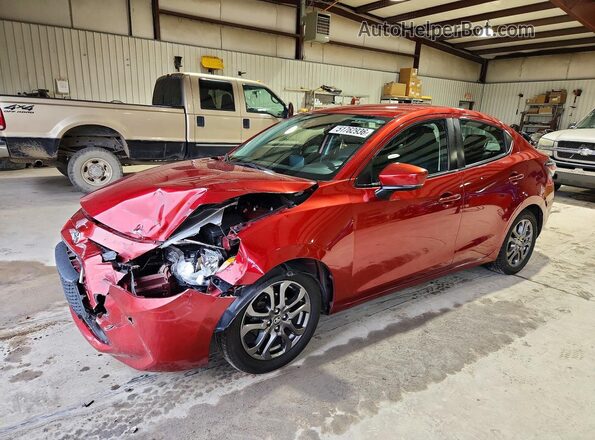 3MYDLBYV4LY709093 2020 TOYOTA YARIS Burgundy Vista tres cuartos delantera izquierda