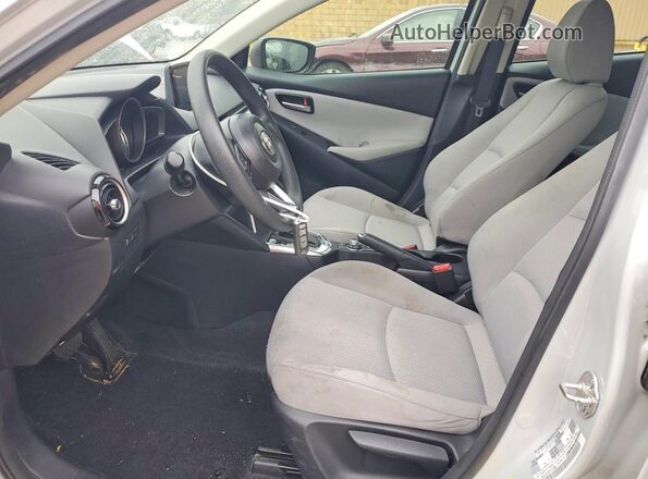 3MYDLBYV5KY512965 2019 TOYOTA YARIS Silver Front interior view