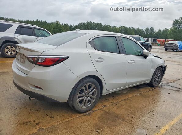 3MYDLBYV5KY512965 2019 TOYOTA YARIS Silver Rear right