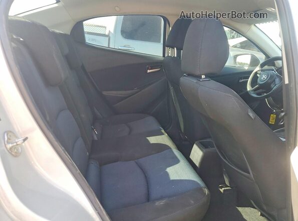 3MYDLBYV5KY516899 2019 TOYOTA YARIS White Widok tylnych siedzeń