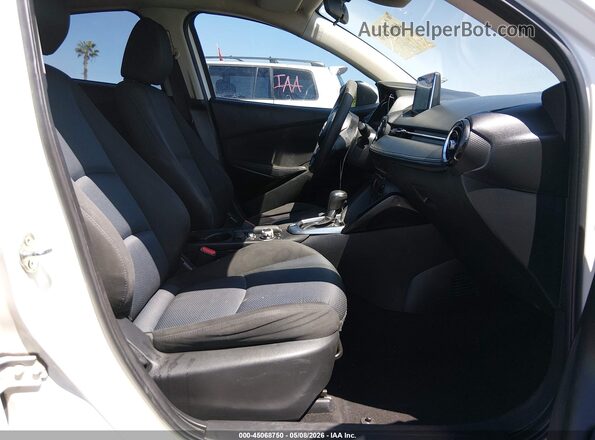3MYDLBYV6HY190619 2017 TOYOTA YARIS IA White წინა სალონის ხედი
