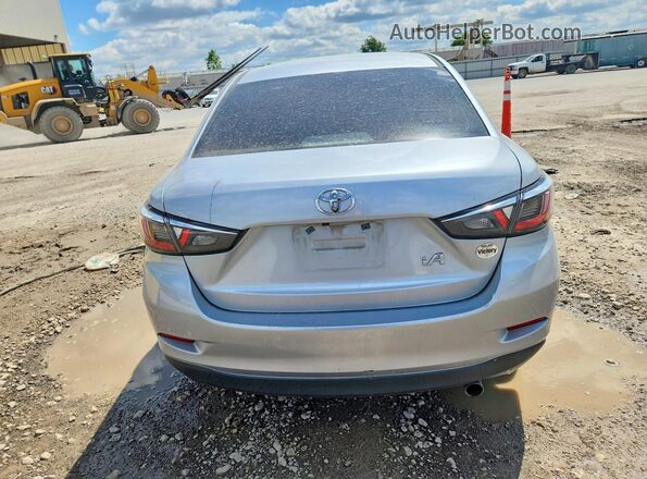 3MYDLBYV6JY321621 2018 TOYOTA YARIS Silver Widok z tyłu