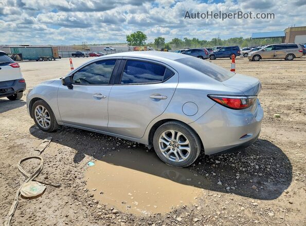 3MYDLBYV6JY321621 2018 TOYOTA YARIS Silver Tył lewy