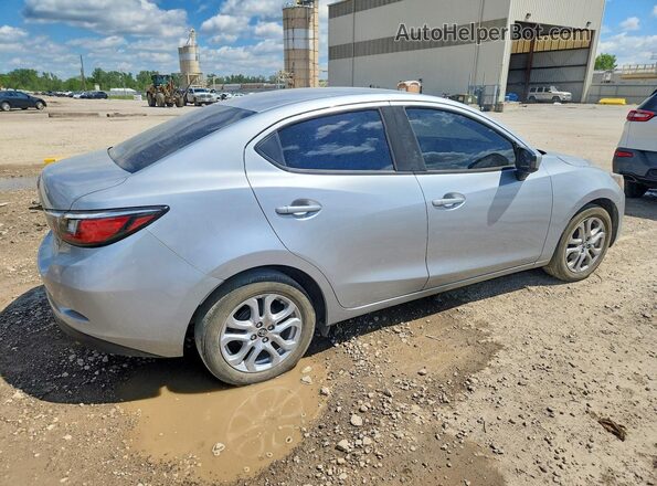 3MYDLBYV6JY321621 2018 TOYOTA YARIS Silver Tył prawy
