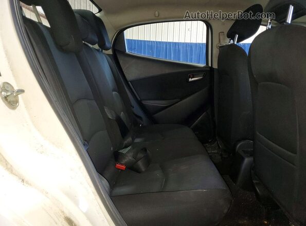 3MYDLBYV7JY304844 2018 TOYOTA YARIS Белый Вид задних сидений