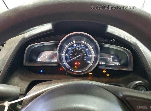 3MYDLBYV7JY304844 2018 TOYOTA YARIS Белый Вид щитка приборов