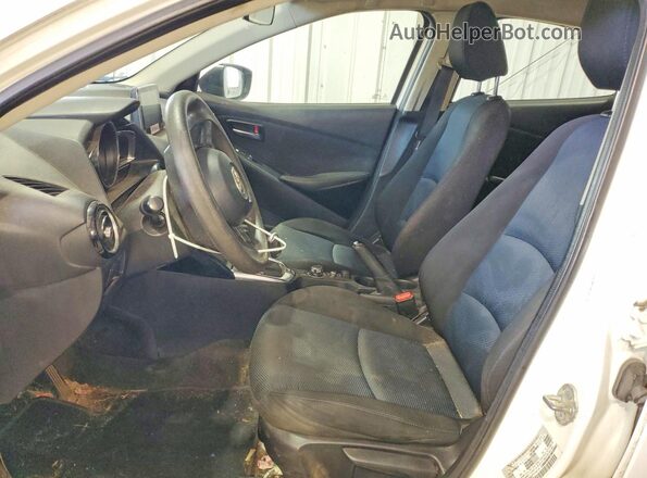 3MYDLBYV7JY304844 2018 TOYOTA YARIS Белый Вид салона спереди