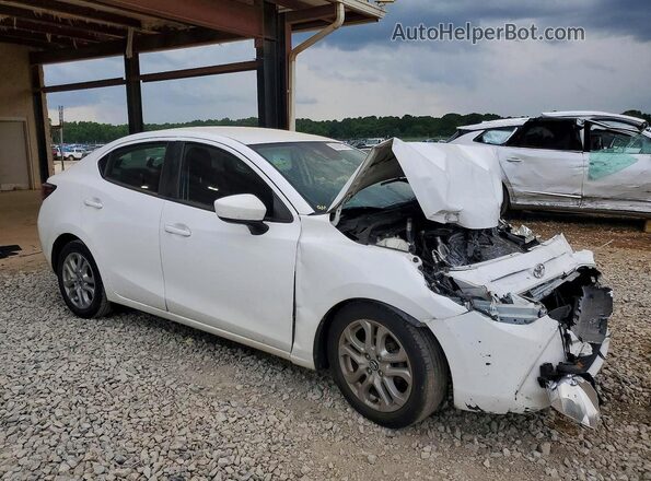 3MYDLBYV7JY320641 2018 TOYOTA YARIS White Передня права чверть