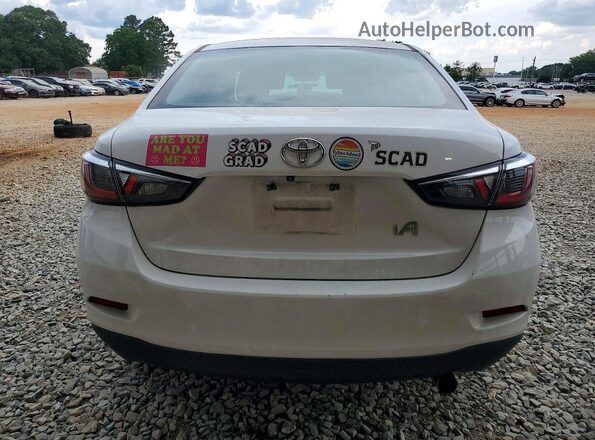 3MYDLBYV7JY320641 2018 TOYOTA YARIS White Вид ззаду