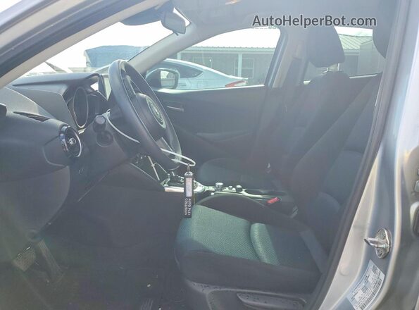 3MYDLBYV7KY521733 2019 TOYOTA YARIS Silver Widok wnętrza z przodu