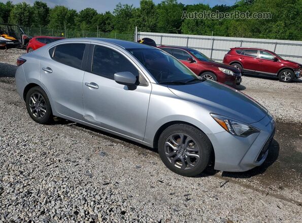 3MYDLBYV7KY521733 2019 TOYOTA YARIS Silver Przód prawy