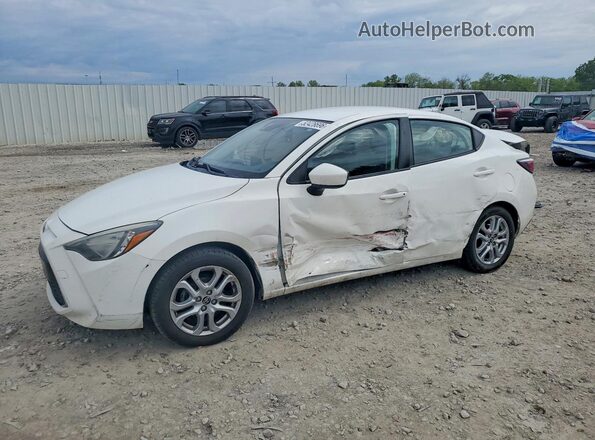 3MYDLBYV8HY180772 2017 TOYOTA YARIS White Передня ліва чверть