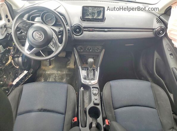 3MYDLBYV8HY180772 2017 TOYOTA YARIS White Вид панелі приладів