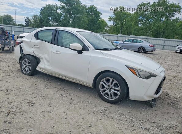3MYDLBYV8HY180772 2017 TOYOTA YARIS White Передня права чверть