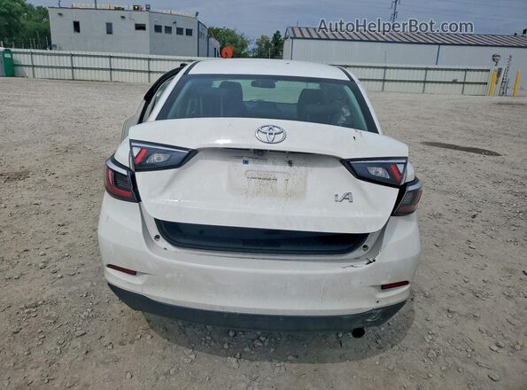 3MYDLBYV8HY180772 2017 TOYOTA YARIS White Вид ззаду