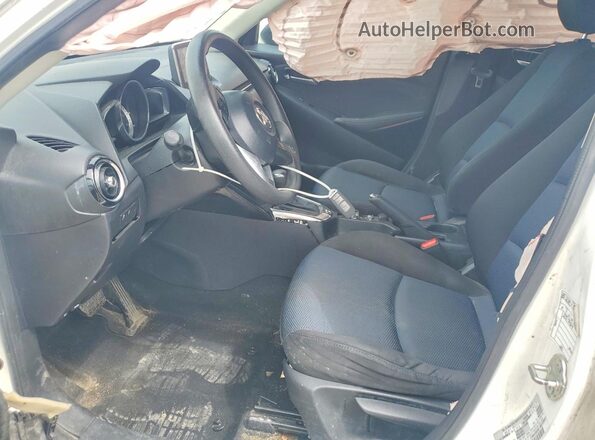 3MYDLBYV8HY180772 2017 TOYOTA YARIS White Вид салону спереду