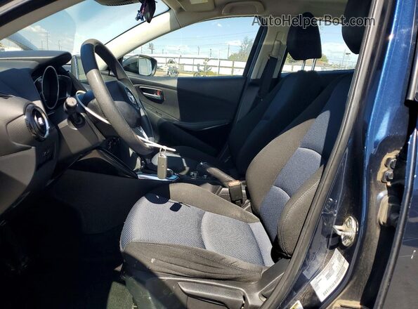 3MYDLBYV8JY317554 2018 TOYOTA YARIS Синий Вид салона спереди