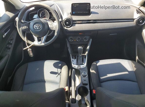 3MYDLBYV8JY317554 2018 TOYOTA YARIS Синий Вид панели приборов