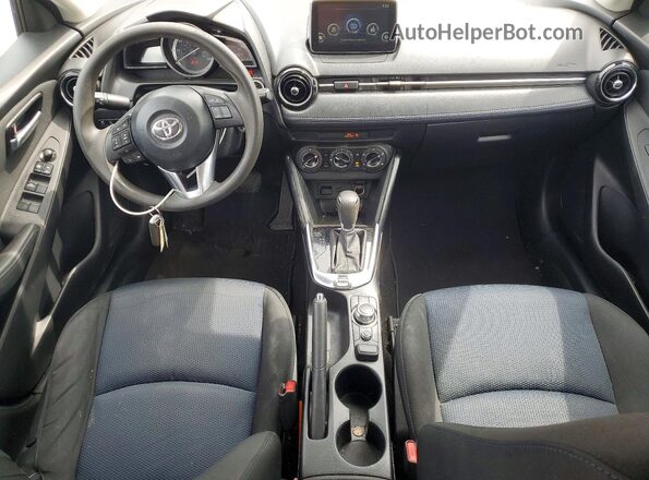 3MYDLBYV8JY317893 2018 TOYOTA YARIS Красный Вид панели приборов