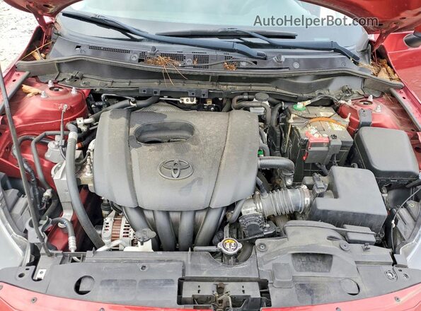 3MYDLBYV8JY317893 2018 TOYOTA YARIS Красный Вид задней части салона