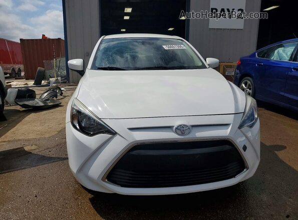 3MYDLBYV8JY321006 2018 TOYOTA YARIS White Widok z przodu